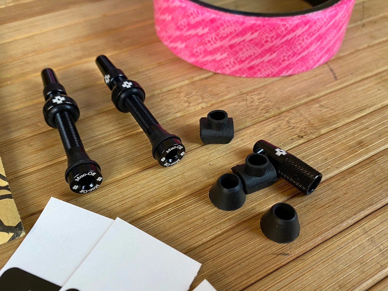 Muc-Off Muc Off Ultimate Tubeless Kit XC/Trail Tubeless Set Mit Ventilen, Milch Und Felgenband 6 Muc-Off Muc Off Ultimate Tubeless Kit XC/Trail Tubeless Set Mit Ventilen, Milch Und Felgenband – Bild 4