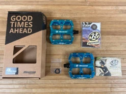 Reverse Components E-Escape Plattformpedale / Pedale Hellblau