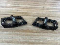 Reverse Components Black One Junior / Jr. Plattformpedale / Pedale Schwarz 12 Reverse Components Black One Junior / Jr. Plattformpedale / Pedale Schwarz -Reverse Verkäufe IMG 0017 d4f6949a 7b5a 4434 8281 052a0228c750