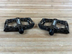 Reverse Components Black One Junior / Jr. Plattformpedale / Pedale Schwarz 11 Reverse Components Black One Junior / Jr. Plattformpedale / Pedale Schwarz -Reverse Verkäufe IMG 0018 161772a8 6882 4596 9c87 c0ffa1e66b42