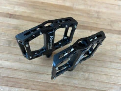 Reverse Components Black One Junior / Jr. Plattformpedale / Pedale Schwarz 10 Reverse Components Black One Junior / Jr. Plattformpedale / Pedale Schwarz -Reverse Verkäufe IMG 0019 0c656734 c02d 40f3 a71c ebe5ee0730a8