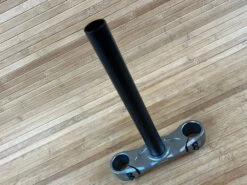 Rock-shox Rock Shox Boxxer Untere Brücke Mit Schaft 1 1/8" Crown-Steerer 46mm Offset ( 10 OS ) -Reverse Verkäufe IMG 0147 81931c9f 90c9 4b9d aa47 dc9cae1f48c0