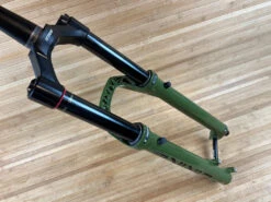 Rock-shox RockShox Lyrik Ultimate RC2 2023 Federgabel 29" / 160mm Grün / Green 23 Rock-shox RockShox Lyrik Ultimate RC2 2023 Federgabel 29" / 160mm Grün / Green -Reverse Verkäufe IMG 0246 6a7121a5 7043 44ac a866 1fa1f4dcb941