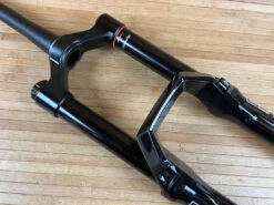 Rock-shox RockShox Zeb Ultimate Federgabel Schwarz 190mm / 27,5" 27 Rock-shox RockShox Zeb Ultimate Federgabel Schwarz 190mm / 27,5" -Reverse Verkäufe IMG 0255 857f9343 8e5b 4513 873d b007553ee67e