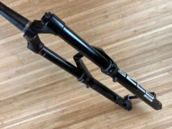 Rock-shox RockShox Zeb Ultimate Federgabel Schwarz 190mm / 27,5" 29 Rock-shox RockShox Zeb Ultimate Federgabel Schwarz 190mm / 27,5" -Reverse Verkäufe IMG 0258