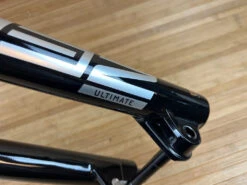 Rock-shox RockShox Zeb Ultimate Federgabel Schwarz 190mm / 27,5" 20 Rock-shox RockShox Zeb Ultimate Federgabel Schwarz 190mm / 27,5" -Reverse Verkäufe IMG 0260