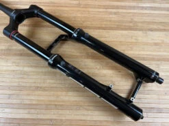 Rock-shox RockShox Zeb Ultimate Federgabel Schwarz 190mm / 27,5" 25 Rock-shox RockShox Zeb Ultimate Federgabel Schwarz 190mm / 27,5" -Reverse Verkäufe IMG 0263