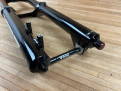 Rock-shox RockShox Zeb Ultimate Federgabel Schwarz 190mm / 27,5" 24 Rock-shox RockShox Zeb Ultimate Federgabel Schwarz 190mm / 27,5" -Reverse Verkäufe IMG 0264