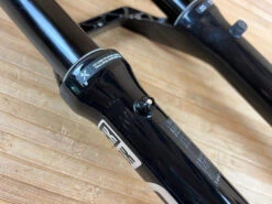 Rock-shox RockShox Zeb Ultimate Federgabel Schwarz 190mm / 27,5" 23 Rock-shox RockShox Zeb Ultimate Federgabel Schwarz 190mm / 27,5" -Reverse Verkäufe IMG 0265