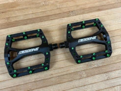 Reverse Components Black One Plattformpedale / Pedale Schwarz/hellgrün -Reverse Verkäufe IMG 0284