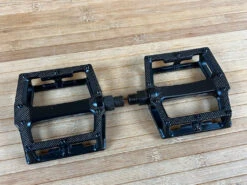 Reverse Components Super Shape 3D Plattformpedale / Pedale Schwarz -Reverse Verkäufe IMG 0291