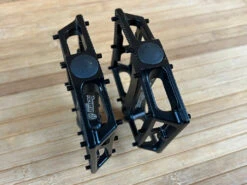 Reverse Components Super Shape 3D Plattformpedale / Pedale Schwarz -Reverse Verkäufe IMG 0293