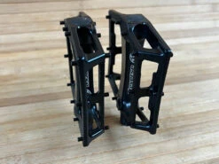 Reverse Components Super Shape 3D Plattformpedale / Pedale Schwarz -Reverse Verkäufe IMG 0294