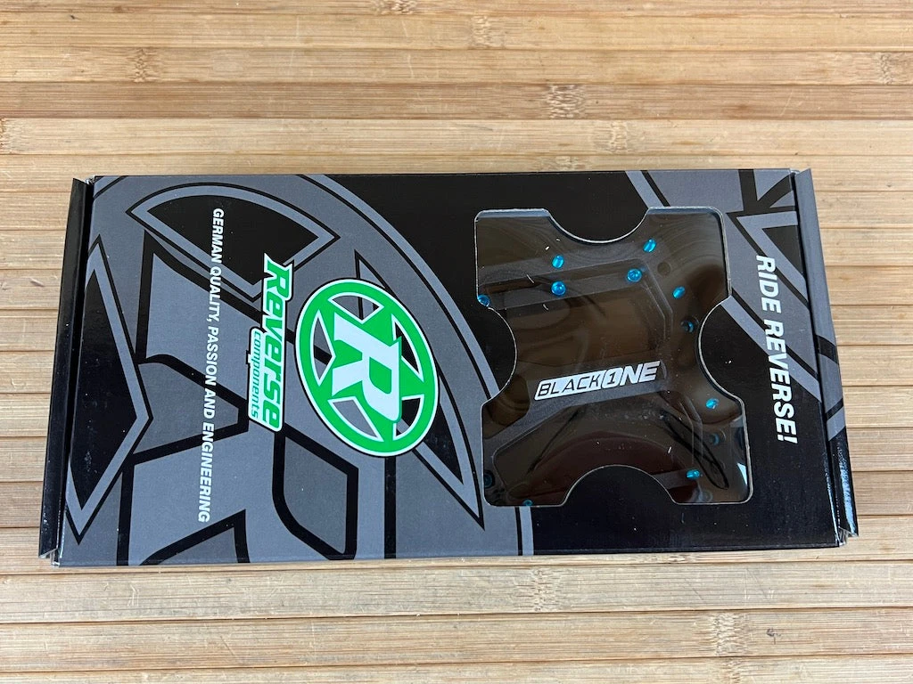 Reverse Components Black One Plattformpedale / Pedale Schwarz/hellblau 9 Reverse Components Black One Plattformpedale / Pedale Schwarz/hellblau – Bild 7