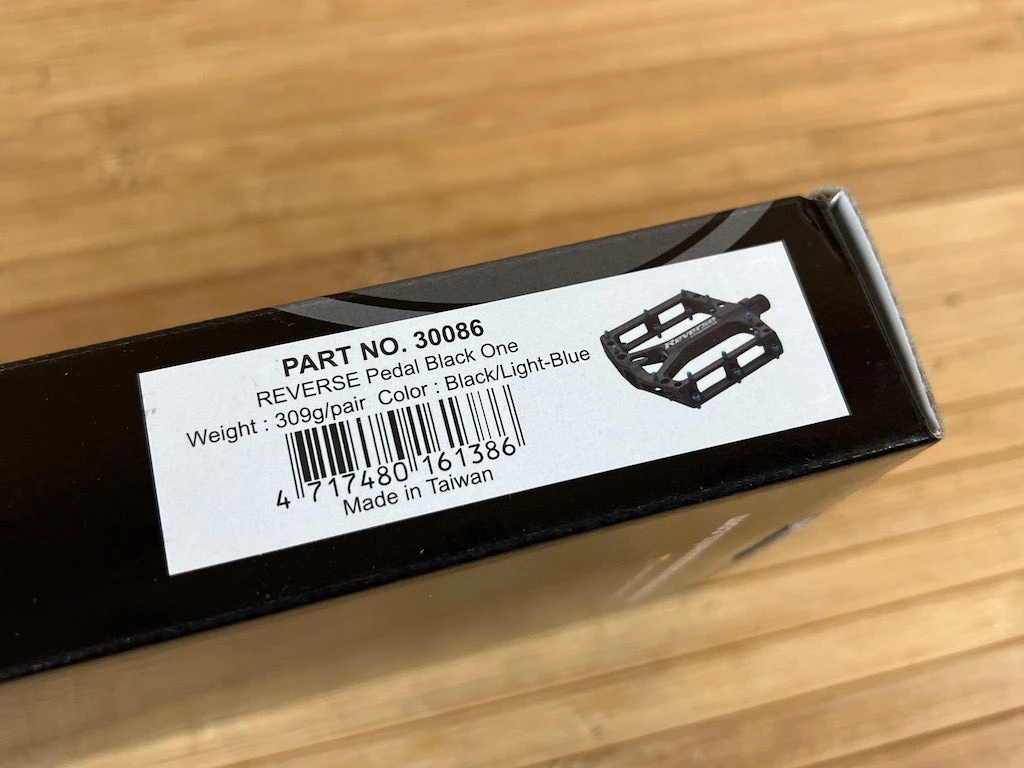 Reverse Components Black One Plattformpedale / Pedale Schwarz/hellblau 10 Reverse Components Black One Plattformpedale / Pedale Schwarz/hellblau – Bild 8