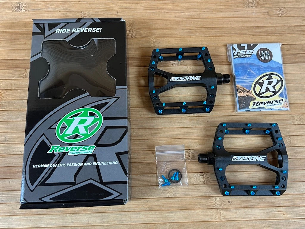 Reverse Components Black One Plattformpedale / Pedale Schwarz/hellblau 3 Reverse Components Black One Plattformpedale / Pedale Schwarz/hellblau