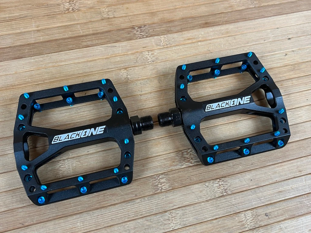 Reverse Components Black One Plattformpedale / Pedale Schwarz/hellblau 5 Reverse Components Black One Plattformpedale / Pedale Schwarz/hellblau – Bild 3