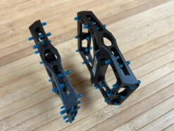 Reverse Components Black One Plattformpedale / Pedale Schwarz/hellblau 13 Reverse Components Black One Plattformpedale / Pedale Schwarz/hellblau -Reverse Verkäufe IMG 0308