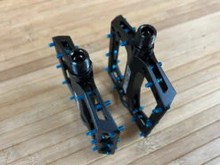 Reverse Components Black One Plattformpedale / Pedale Schwarz/hellblau 14 Reverse Components Black One Plattformpedale / Pedale Schwarz/hellblau -Reverse Verkäufe IMG 0309