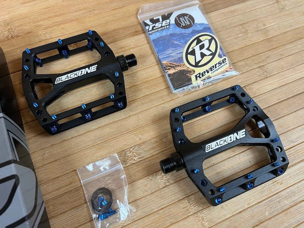 Reverse Components Black One Plattformpedale / Pedale Schwarz/dunkelblau 4 Reverse Components Black One Plattformpedale / Pedale Schwarz/dunkelblau – Bild 2