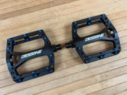 Reverse Components Black One Plattformpedale / Pedale Schwarz/dunkelblau 12 Reverse Components Black One Plattformpedale / Pedale Schwarz/dunkelblau -Reverse Verkäufe IMG 0315