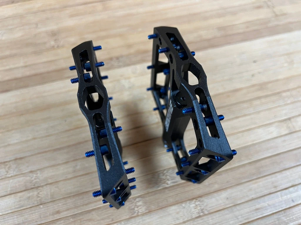 Reverse Components Black One Plattformpedale / Pedale Schwarz/dunkelblau 6 Reverse Components Black One Plattformpedale / Pedale Schwarz/dunkelblau – Bild 4