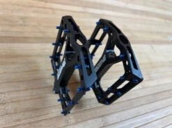 Reverse Components Black One Plattformpedale / Pedale Schwarz/dunkelblau 14 Reverse Components Black One Plattformpedale / Pedale Schwarz/dunkelblau -Reverse Verkäufe IMG 0317