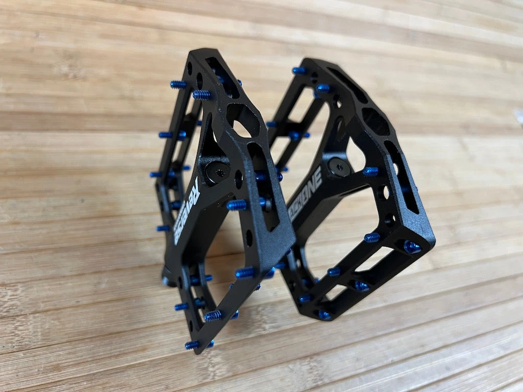 Reverse Components Black One Plattformpedale / Pedale Schwarz/dunkelblau 7 Reverse Components Black One Plattformpedale / Pedale Schwarz/dunkelblau – Bild 5