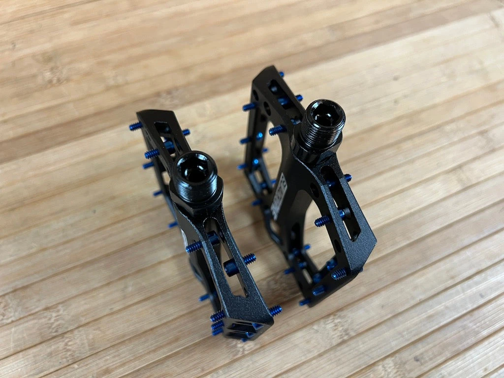 Reverse Components Black One Plattformpedale / Pedale Schwarz/dunkelblau 8 Reverse Components Black One Plattformpedale / Pedale Schwarz/dunkelblau – Bild 6