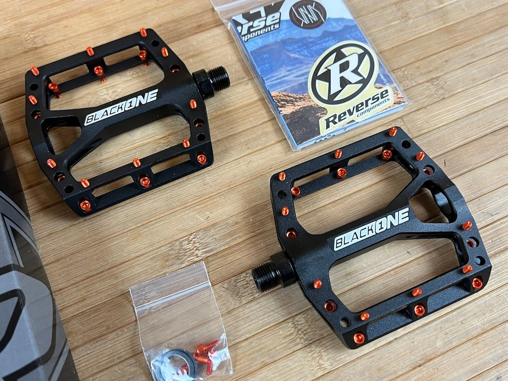 Reverse Components Black One Plattformpedale / Pedale Schwarz/orange 4 Reverse Components Black One Plattformpedale / Pedale Schwarz/orange – Bild 2