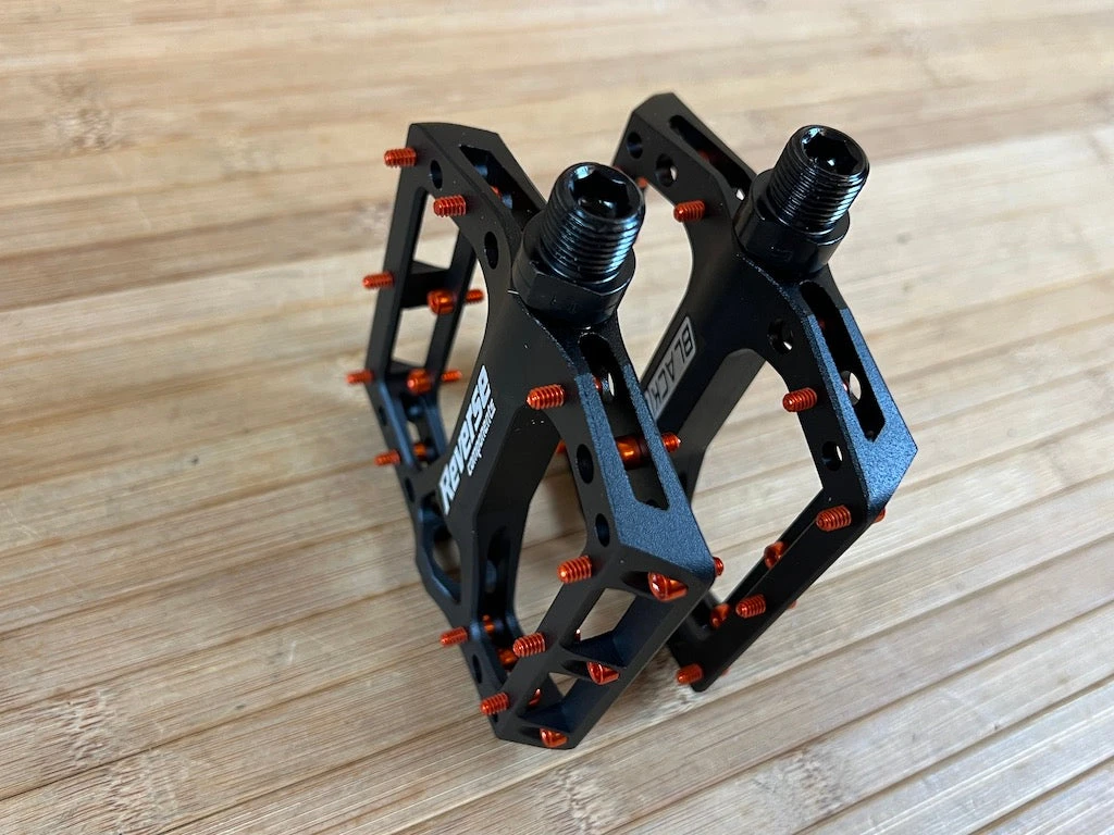 Reverse Components Black One Plattformpedale / Pedale Schwarz/orange 8 Reverse Components Black One Plattformpedale / Pedale Schwarz/orange – Bild 6
