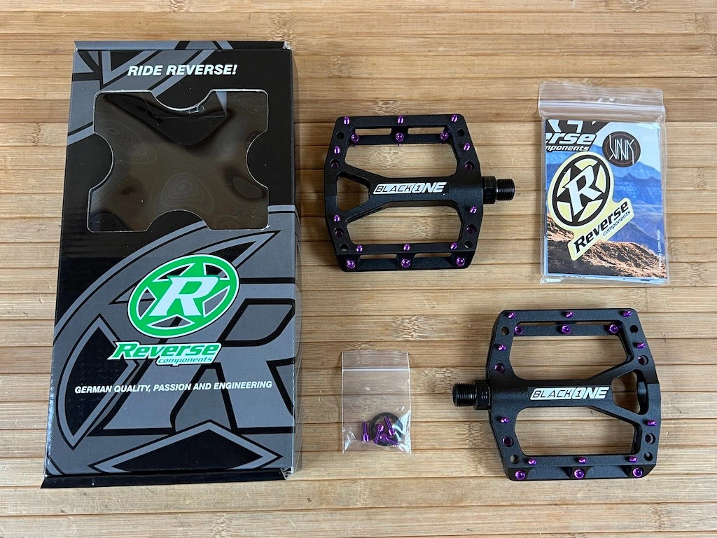 Reverse Components Black One Plattformpedale / Pedale Schwarz/lila 3 Reverse Components Black One Plattformpedale / Pedale Schwarz/lila