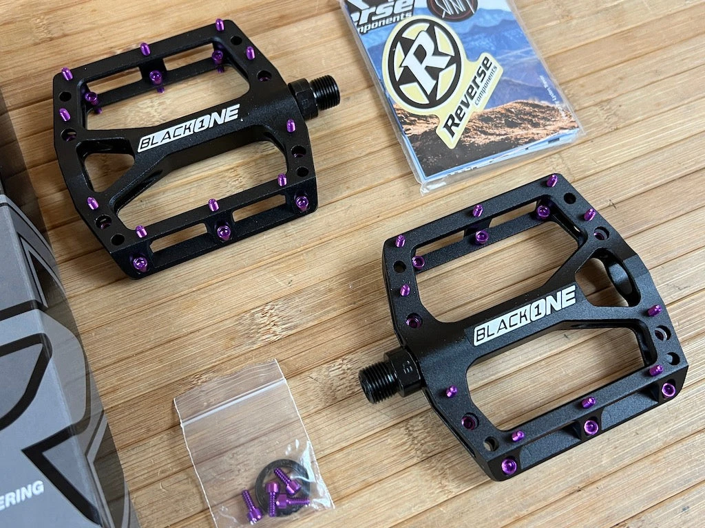 Reverse Components Black One Plattformpedale / Pedale Schwarz/lila 4 Reverse Components Black One Plattformpedale / Pedale Schwarz/lila – Bild 2