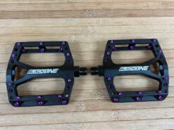 Reverse Components Black One Plattformpedale / Pedale Schwarz/lila 11 Reverse Components Black One Plattformpedale / Pedale Schwarz/lila -Reverse Verkäufe IMG 0331