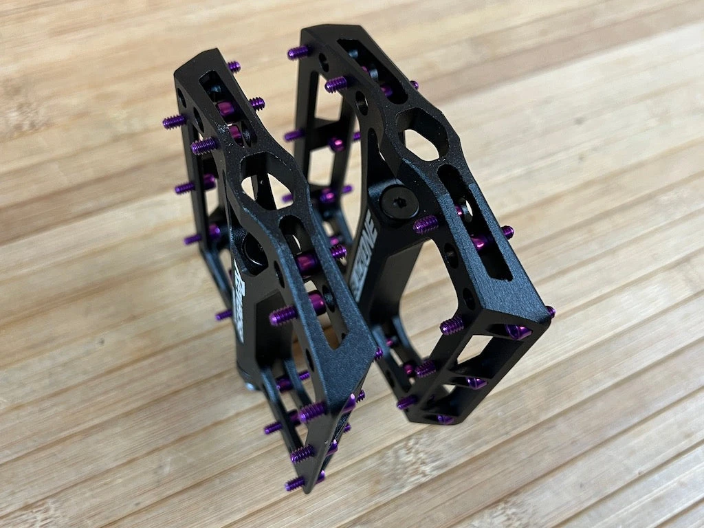 Reverse Components Black One Plattformpedale / Pedale Schwarz/lila 6 Reverse Components Black One Plattformpedale / Pedale Schwarz/lila – Bild 4