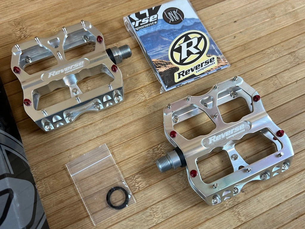 Reverse Components Escape Plattformpedale / Pedale Silver 4 Reverse Components Escape Plattformpedale / Pedale Silver – Bild 2