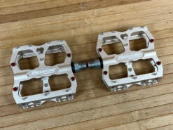 Reverse Components Escape Plattformpedale / Pedale Metallic 12 Reverse Components Escape Plattformpedale / Pedale Metallic -Reverse Verkäufe IMG 0346