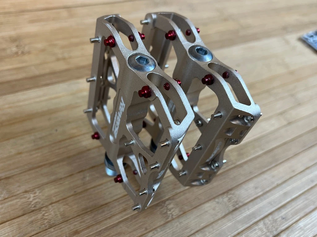 Reverse Components Escape Plattformpedale / Pedale Metallic 7 Reverse Components Escape Plattformpedale / Pedale Metallic – Bild 5