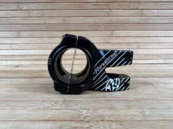 Reverse Black-One D-2 35mm Ø31,8 & Ø35mm Vorbau Black/white 14 Reverse Black-One D-2 35mm Ø31,8 & Ø35mm Vorbau Black/white -Reverse Verkäufe IMG 0357 a6e86132 23e3 4d45 8ffd 841f5b458143