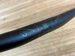Race Face Turbine R Lenker Black 800mm / 35mm / 10mm Rise 15 Race Face Turbine R Lenker Black 800mm / 35mm / 10mm Rise -Reverse Verkäufe IMG 0573 a532bce3 9465 4329 9968 50b94d03314f