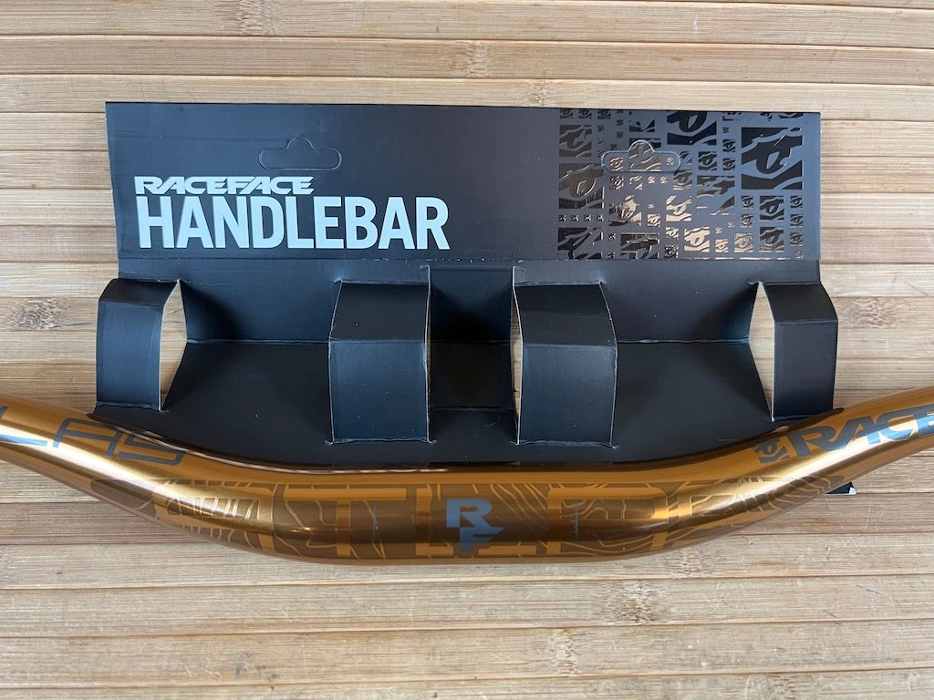 Race Face Atlas Lenker Kash Money 820mm / 35mm / 35mm Rise 4 Race Face Atlas Lenker Kash Money 820mm / 35mm / 35mm Rise – Bild 2