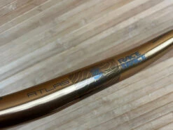 Race Face Atlas Lenker Kash Money 820mm / 35mm / 35mm Rise 12 Race Face Atlas Lenker Kash Money 820mm / 35mm / 35mm Rise -Reverse Verkäufe IMG 0597 339268d4 0609 4993 8ce5 60d3edf3205d