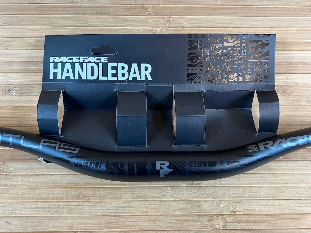 Race Face Atlas Lenker Stealth 820mm / 35mm / 35mm Rise 4 Race Face Atlas Lenker Stealth 820mm / 35mm / 35mm Rise – Bild 2