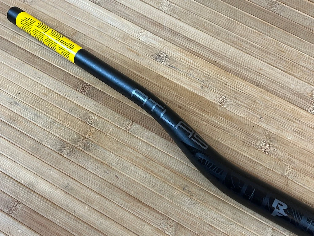 Race Face Atlas Lenker Stealth 820mm / 35mm / 35mm Rise 6 Race Face Atlas Lenker Stealth 820mm / 35mm / 35mm Rise – Bild 4