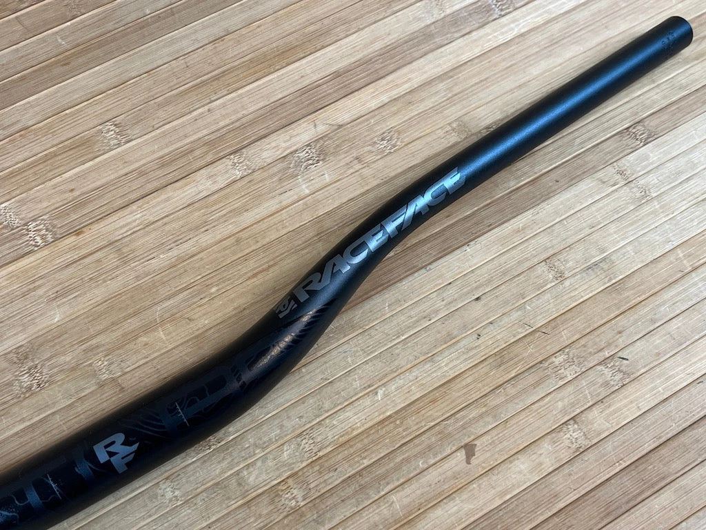 Race Face Atlas Lenker Stealth 820mm / 35mm / 35mm Rise 9 Race Face Atlas Lenker Stealth 820mm / 35mm / 35mm Rise – Bild 7