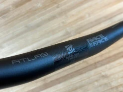 Race Face Atlas Lenker Stealth 820mm / 35mm / 35mm Rise 12 Race Face Atlas Lenker Stealth 820mm / 35mm / 35mm Rise -Reverse Verkäufe IMG 0605