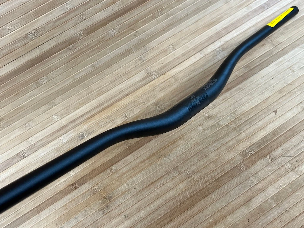 Race Face Atlas Lenker Stealth 820mm / 35mm / 35mm Rise 7 Race Face Atlas Lenker Stealth 820mm / 35mm / 35mm Rise – Bild 5