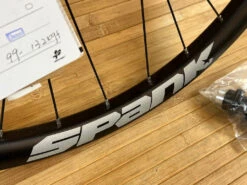 Spank Spoon 32 26" Vorderrad Schwarz 110x20 Und 100x15 -Reverse Verkäufe IMG 0711