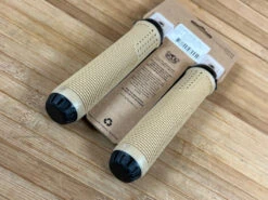 Spank Spike 30mm Griffe Sand 9 Spank Spike 30mm Griffe Sand -Reverse Verkäufe IMG 0728