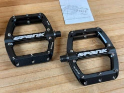 Spank Spoon 100 Pedale / Plattformpedale Schwarz -Reverse Verkäufe IMG 0745 ec9abf7c d69c 4604 af6e 3e985c453d5f